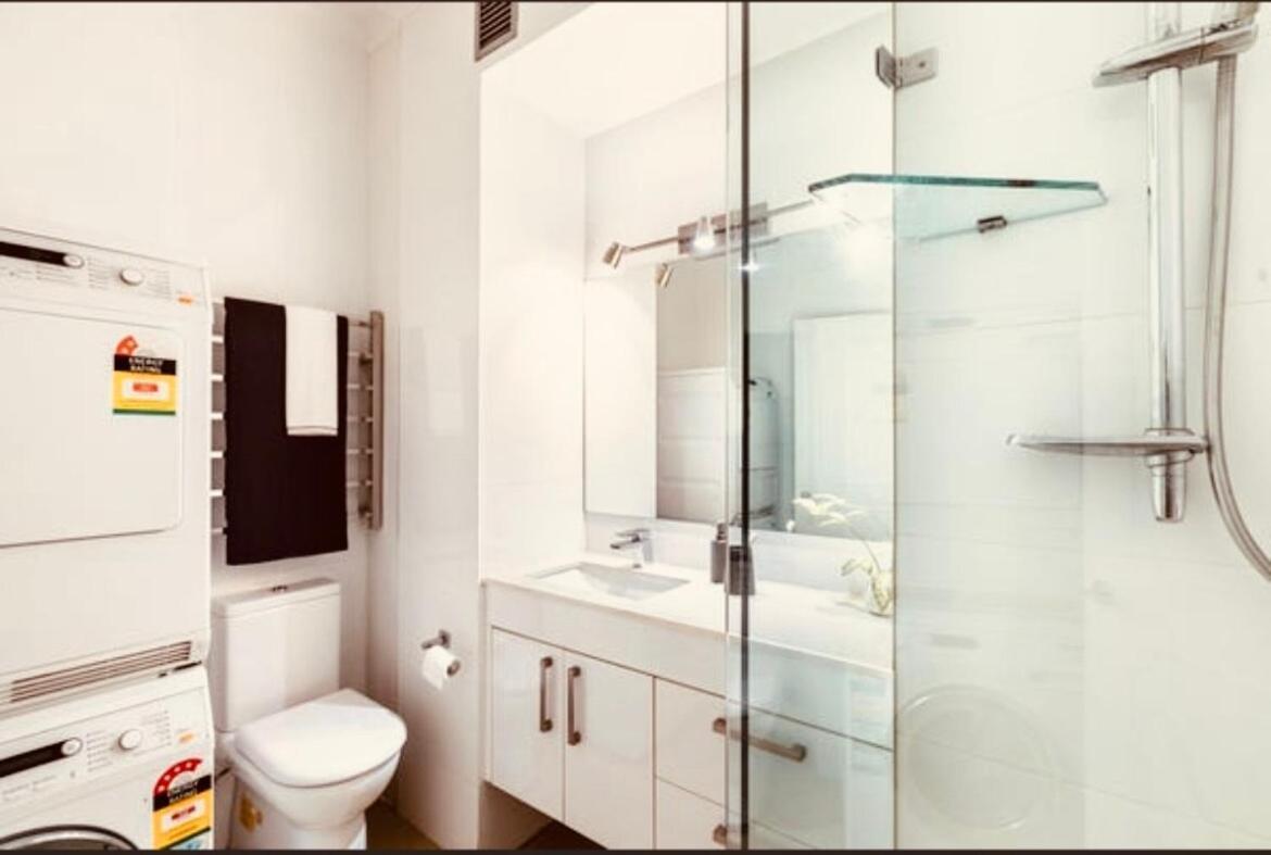 Apartment Executive Pad At York St, *