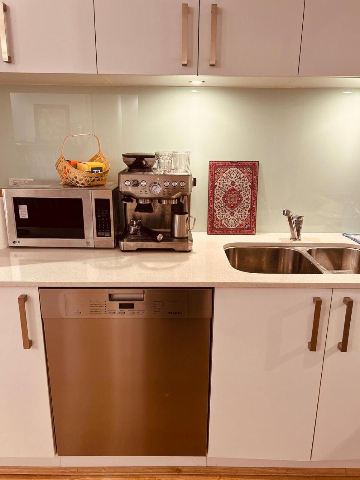 Apartment Executive Pad At York St, *